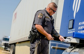 Компания Embark придумала, как грузовик без водителя остановится и предъявит документы полицейскому (видео)