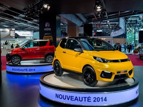 На Парижском автосалоне французы удивили публику миниатюрными городскими автомобилями