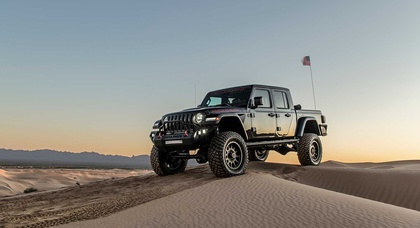 Видео:1000-сильный Jeep Gladiator промчался по пустыне 