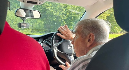 98-jähriger Mann setzt sich dank des Programms "Junger Fahrer" wieder hinter das Steuer