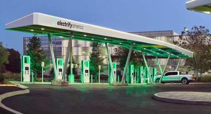 Electrify America und Blink fügen Teslas NACS-Stecker zu ihren EV-Ladegeräten hinzu