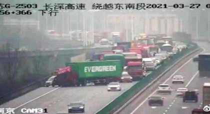 Грузовик с контейнером Evergreen заблокировал дорогу в Китае