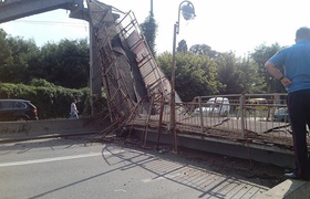 На улице Электриков в Киеве упал мост