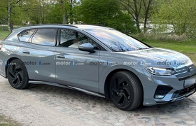 First spy photos of the 2025 Volkswagen ID.7 Electric Wagon
