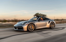 Porsche 911 Turbo S с ёлкой на крыше разогнался до 282 км/ч