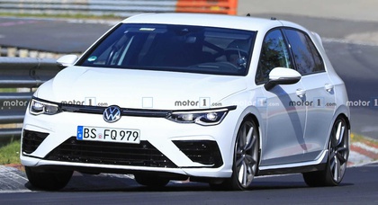 Новый Volkswagen Golf R проходит испытания на Нюрбургринге 