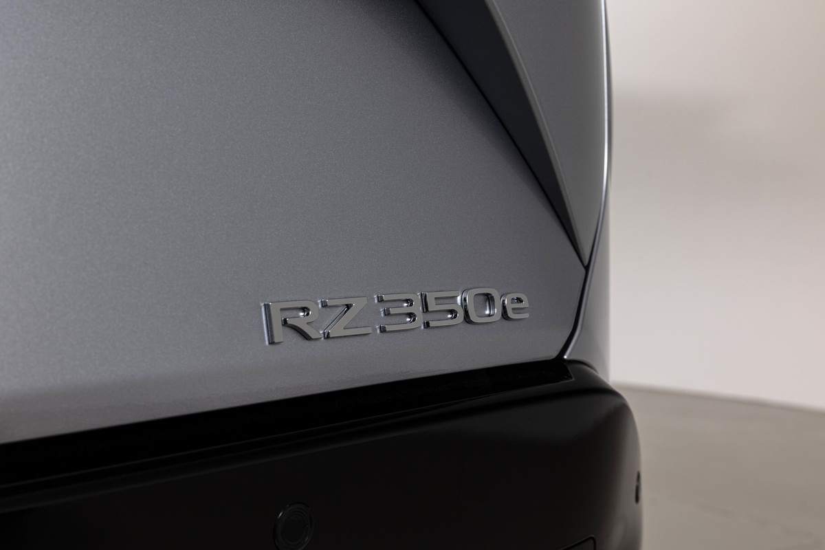 Шильдик RZ350e на кузове