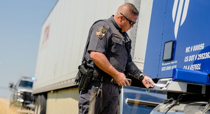Компанія Embark показала, як вантажівка без водія зупиняється і надає документи поліцейському для перевірки (відео)