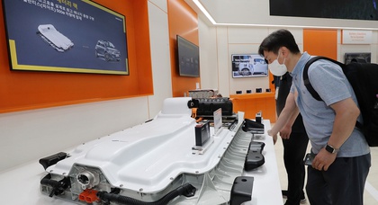 Samsung lancera cette année une production pilote de batteries LFP et nickel-manganèse pour des VE moins chers, ainsi qu'une ligne pilote de prototypes de batteries à l'état solide.