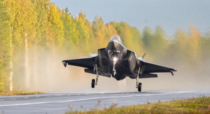 L'avion de combat F-35A atterrit pour la première fois sur une route ordinaire