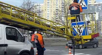 Опасные перекрёстки Киева оснастили американскими знаками 