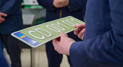 В Украине ввели новые дипломатические номерные знаки