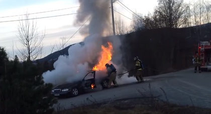 Пожарники смыли с дороги горящий автомобиль