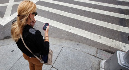 Пешеходам могут запретить пользоваться телефонами при пересечении дороги