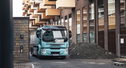 Volvo bringt FL- und FE-Elektro-Lkw mit erweiterter Reichweite für leiseren und saubereren Stadtverkehr auf den Markt