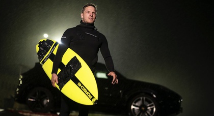 Porsche et le détenteur du record du monde Sebastian Steudtner présentent la planche de surf "Caçador RS"