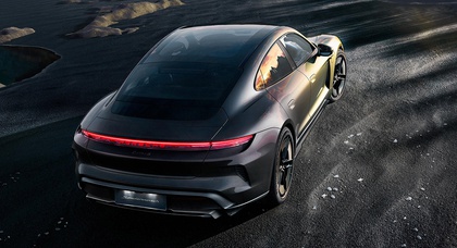 Voor het eerst heeft Porsche twee Chromaflair lakken met kleurovergangen gecombineerd in de Taycan Turbo S Celestial Jade