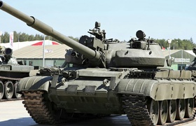 Des volontaires ukrainiens transforment des trophées de chars russes T-62 en véhicules de combat d'infanterie lourde