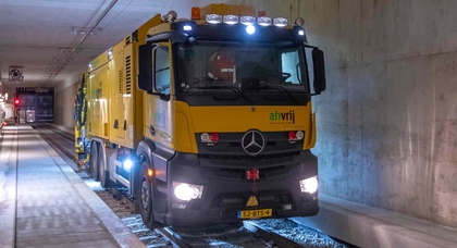 Ce camion Mercedes-Benz Actros se transforme en aspirateur ferroviaire
