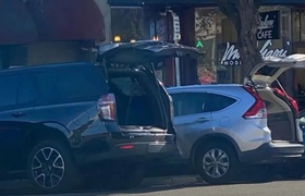 Американцы оставляют машины с открытыми багажниками, чтобы туда не лезли воры