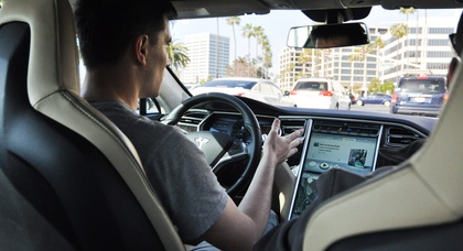 Водителя Tesla лишили прав за то, что он ехал на пассажирском кресле с включенным автопилотом