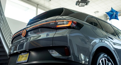 Volkswagen-Elektrofahrzeuge laden an Tesla Supercharger-Stationen