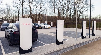 Tesla dévoile la première station de supercharge V4, élargissant ainsi le réseau de recharge pour les voitures électriques