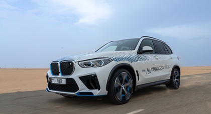 BMW iX5 Hydrogen wird in der Wüste der Vereinigten Arabischen Emirate getestet