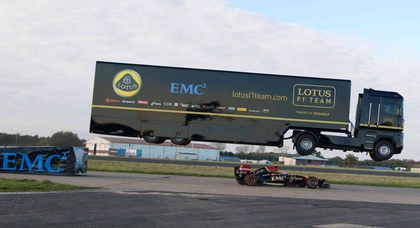 Болид Формулы-1 проехал под летящей фурой Renault (видео)