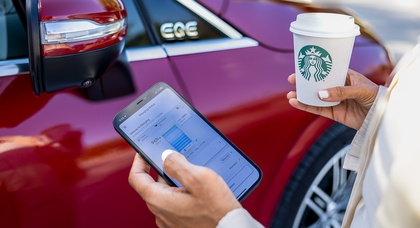 Mercedes-Benz eröffnet erste Ladestation neben Starbucks