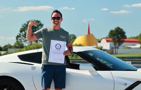Mann stellt Guinness-Weltrekord für die schnellste rückwärts gefahrene Meile auf
