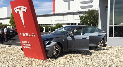 Клиент разбил свою Tesla Model S не успев выехать из автосалона