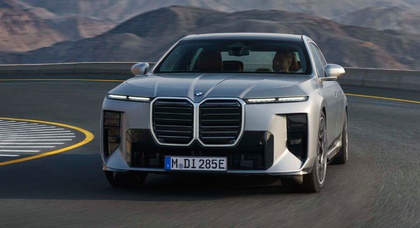 BMW 7 Series G70: бос BMW M показав оновлений флагман із «темними кристалами» та кашеміром