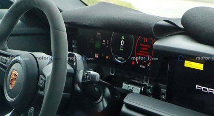 Neue Spionagefotos zeigen elektrischen Porsche Boxster mit Dual-Screen-Dashboard-Design