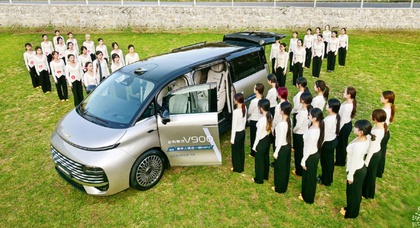 42 people squeezed into a Geely Galaxy V900 minivan