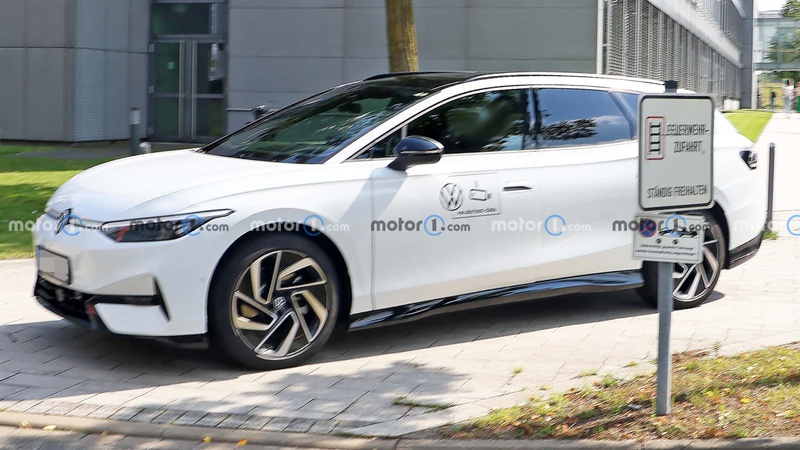 VW ID.7 Variant (2023): electric station wagon spotted on the road without  camouflage – Autoua.net