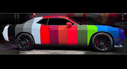 Die Dodge Challenger „Paint Chip“ Folierung ist eine schöne Präsentation aller 14 Farben, die für das Jahr 2023 erhältlich sind