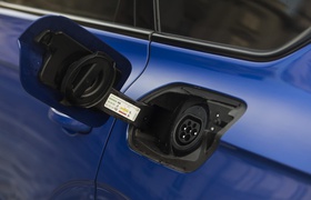 66% покупателей считают, что у электромобилей есть бензиновый мотор