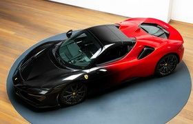 La Ferrari SF90 Spider se pare d'une étonnante peinture dégradée dans un design sur mesure