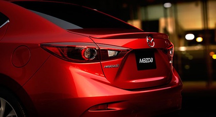 Седан Mazda3 показан на первом фото