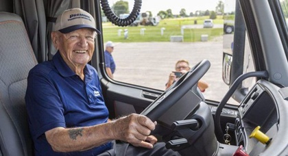 Легендарный дальнобойщик из Канады вышел на пенсию в возрасте 90 лет