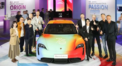 Porsche feiert 75-jähriges Jubiläum mit mehrfarbigem Kunstauto Taycan in Shanghai-Ausstellung