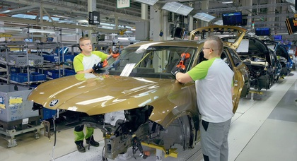 Подивіться, як встановлюється лобове скло на Škoda Kodiaq на заводі