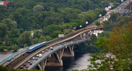 Движение транспорта по мосту Метро через Русановский пролив ограничат 