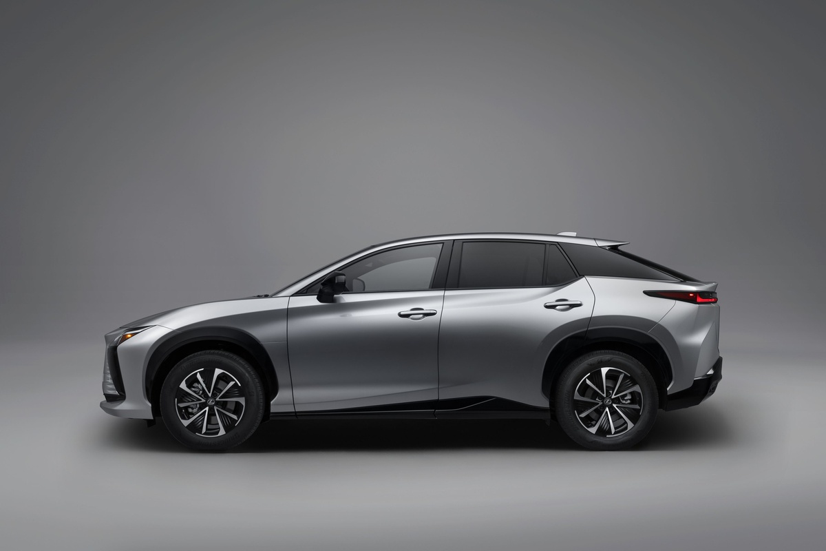Lexus RZ, боковой профиль