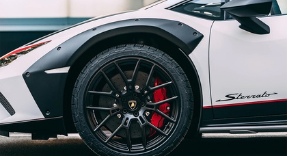 Bridgestone und Lamborghini stellen den weltweit ersten All-Terrain-Run-Flat-Reifen für den Huracán Sterrato vor