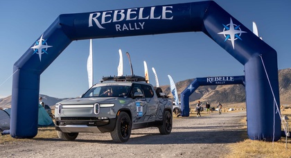 Mitarbeiter fahren mit Rivian R1T zum ersten EV-Sieg bei der 1.600 Meilen langen Rebelle Rallye