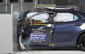 Новая Toyota Corolla провалила краш-тест с малым перекрытием