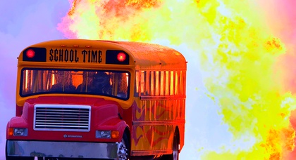 Американцы оснастили школьный автобус реактивным двигателем (видео)
