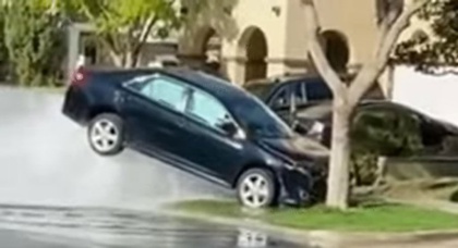 Видео: Toyota Camry зависла на струе воды из сбитого гидранта